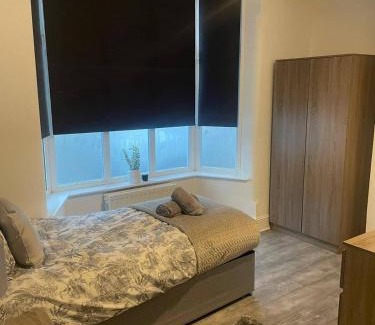 Northampton House | Abington Park 5 Bedrooms with en-suite