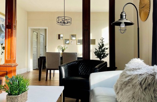 Evansville House | Abode à la Mode | Centrally Located 2BR/1BA Home/Fast wifi/Close to everything