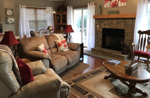 Maggie Valley House | ABOVE AVERAGE GETAWAY WITH A GREAT MTN VIEW