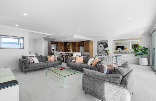 Waipahihi Apartment | Absolute Lakefront - Views, Spa, Pool and Gym