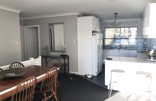 Summerland Point House | Absolute water jetty decks bbq’s kayaks billards fab sunsets 55 min up freeway