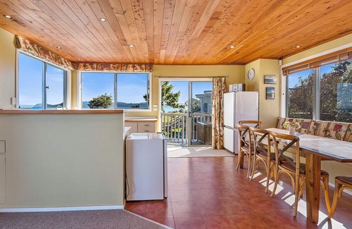 Waitahanui Cottage | Absolute Waterfront with WiFi - Five Mile Bay Home