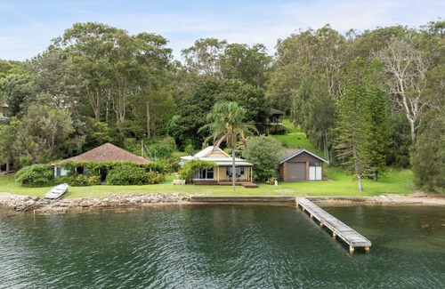 Coal Point House | Absolute waterfront, cute , 3 bedroom family cottage!
