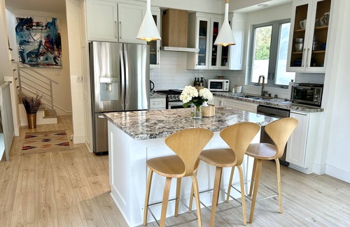 Sunset Park House | AC, Huge private deck in family friendly area near Beach, Shops and Clover Park