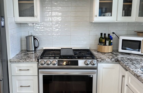 Sunset Park House | AC, Huge private deck in family friendly area near Beach, Shops and Clover Park