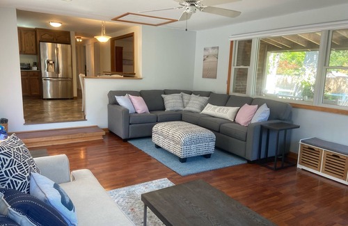 Chatham House | AC, Pool, Hot Tub, Fenced Yard, Beach vacation home