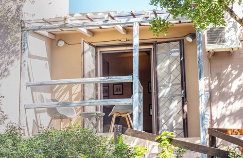 Solanas Villa | Accogliente Villa Immersa nel Verde con Incantevole Vista Mare