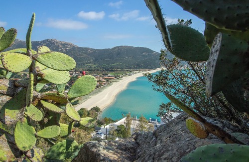 Solanas Villa | Accogliente Villa Immersa nel Verde con Incantevole Vista Mare