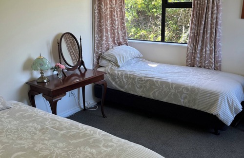 Tawa Bed & Breakfast | Accomodation for 5, plus a baby cot - pets by arrangement