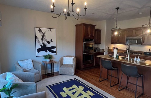 Notre Dame Condo | Accross the street from Notre Dame - Spacious 5-bedroom Condo in Stadium Village