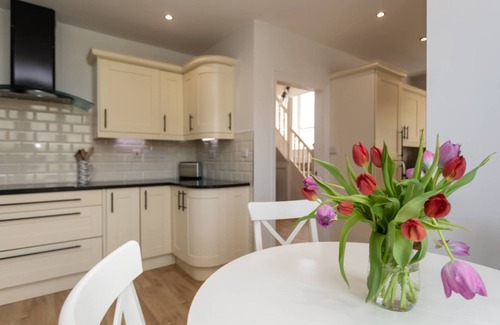 Borth-y-Gest Cottage | ACHIPUR, pet friendly, with open fire in Porthmadog