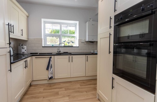 Borth-y-Gest Cottage | ACHIPUR, pet friendly, with open fire in Porthmadog