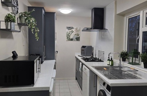 Oxford House | Acorn House - Spacious modern house w/2x bathrooms and parking