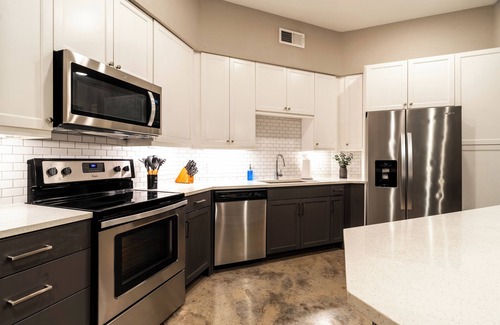 Tobin Hill Apartment | Across from Pearl District, Riverwalk Access, King Bed, Gym, Pool, Free Parking