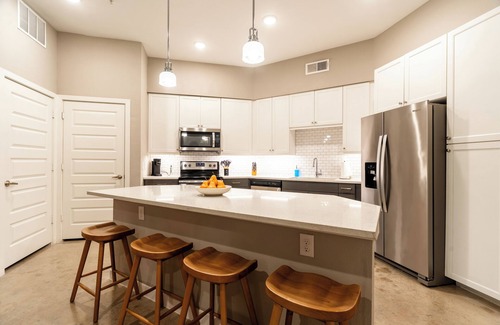 Tobin Hill Apartment | Across from Pearl District, Riverwalk Access, King Bed, Gym, Pool, Free Parking