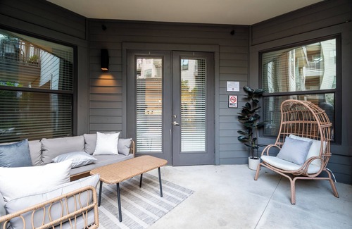 Tobin Hill Apartment | Across from Pearl District, Riverwalk Access, King Bed, Gym, Pool, Free Parking