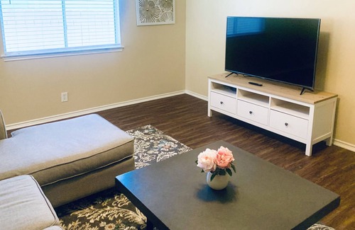 West San Antonio House | Across street from SeaWorld, beautiful sweet comfy home