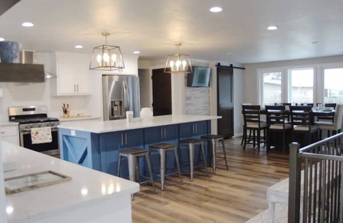 Ashwaubenon House | Across the street from Lambeau! Remodeled 5 bedroom house with big backyard!