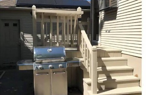 Momauguin House | Actually 1 minute walk to private beach/5 to town beach! Renovated/pet friendly