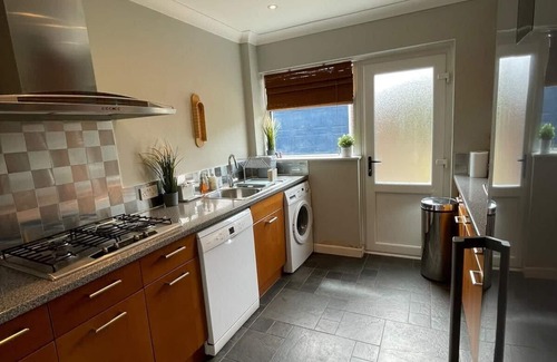 Runnymede House | Addlestone Stylish Three Bedroom House