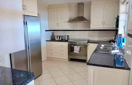 Seaview Downs House | ADELAIDE SUNSET POOL HIDEAWAY | Seaview Downs 4BR | Pool, Views, Sleeps 14, Pet Friendly