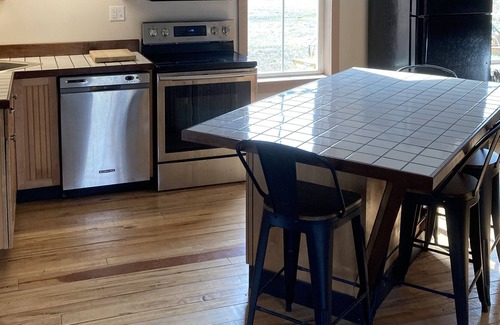 Essex Cottage | Adirondack farmhouse steps from hiking & ferry