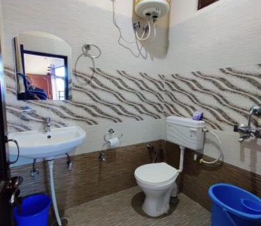 Gunehr House | Aditya Homestay Bir-Billing surrounded by Mountains