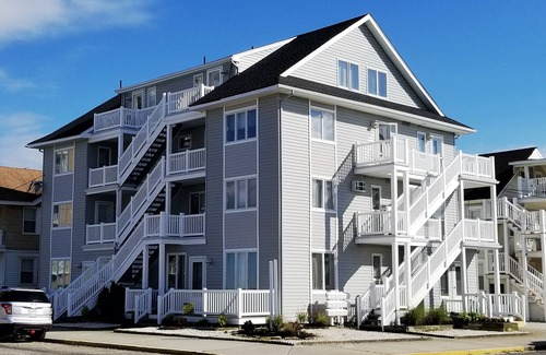 North End Condo | Adjacent To Beach/boardwalk, 5 Minute Walk To Rides & Food, 6 Beach Tags