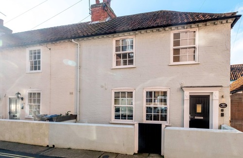 Aldeburgh Cottage | Admiral Cottage - sleeps 2 guests in 1 bedroom