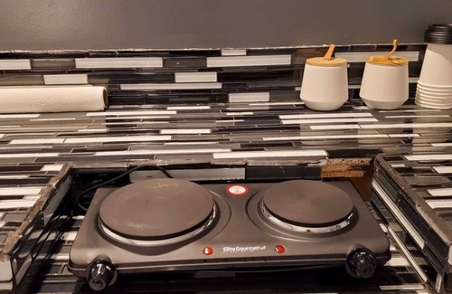 Bonanza Apartment | Adorable 1-bedroom suite with free driveway parking