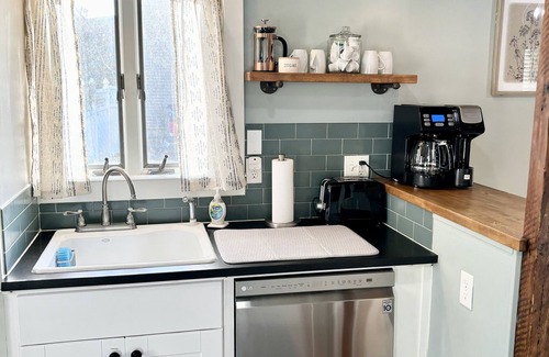 Woodstown Cottage | Adorable 100-year-old tiny home in historic town. Gym membership included!
