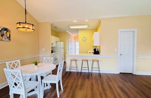 Myrtle Beach Apartment | Adorable 1BR condo with pool view at Magnolia