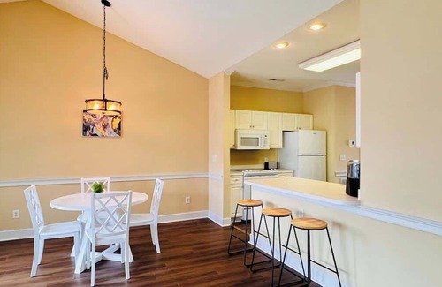 Myrtle Beach Apartment | Adorable 1BR condo with pool view at Magnolia