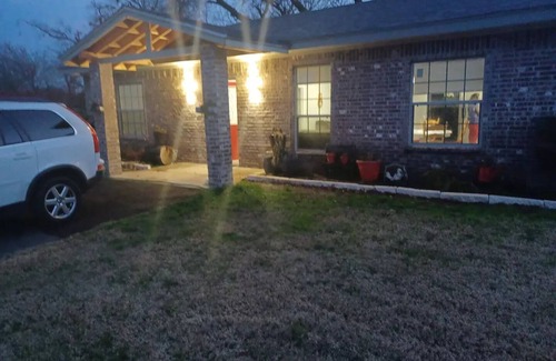Weatherford House | Adorable 2-bedroom guesthouse with pationn