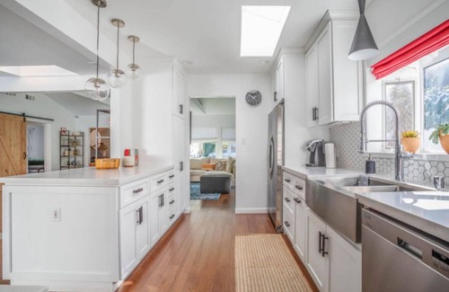 North Hollywood House | Adorable 3 bdr Home Universal Pool hot tub