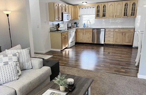 Southmont House | Adorable 3 bed+ 2 bath home @ High Rock Lake