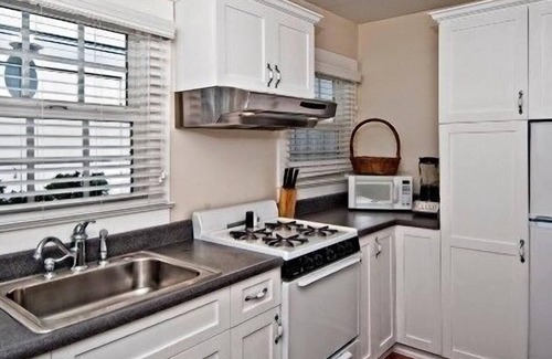 Venice Canals Cottage | Adorable Beach Cottage 1 Bl to Venice Beach-Bikes+Boats+Wifi+BBQ+Patio