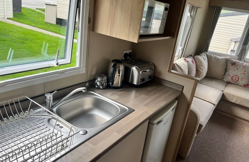 Newquay Cabin | Adorable Caravan in Newquay Bay Resorts Nb98