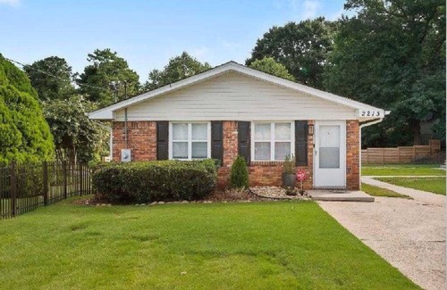East Point Cottage | Adorable & Chic in South Atlanta/East Point with Hi speed wifi for remote work