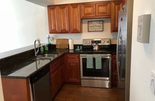 Palm Harbor Villa | Adorable Condo- 5 miles from Awesome Honey Moon Island! Upscale neighborhood!