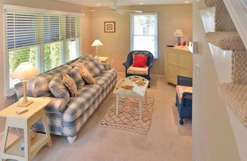 Avalon Cottage | Adorable cottage on shared lot, private balcony