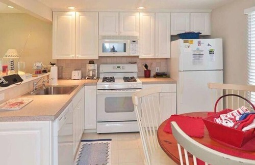 Avalon Cottage | Adorable cottage on shared lot, private balcony