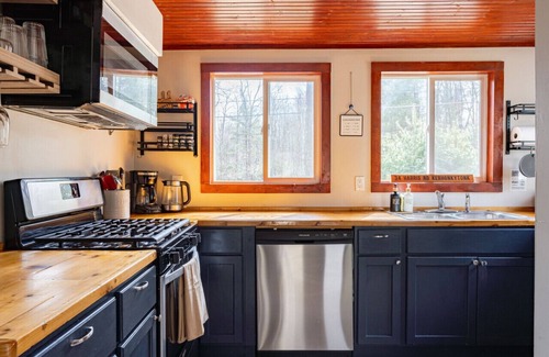 Kerhonkson Cottage | Adorable Cottage w/Hot Tub, Pond, and Rain Deck