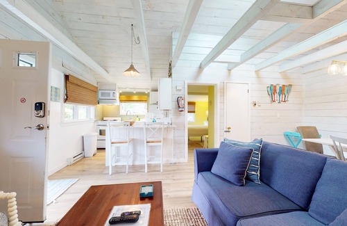 Oak Bluffs Cabin | Adorable cottage with pool, tennis courts & picnic area
