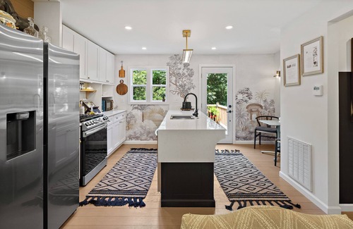 Jefferson Manor Cottage | Adorable Family Cottage near Metro Access to DC Sleeps 8
