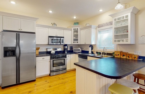 Empire House | Adorable farmhouse style home with washer/dryer, central AC, deck - near lake