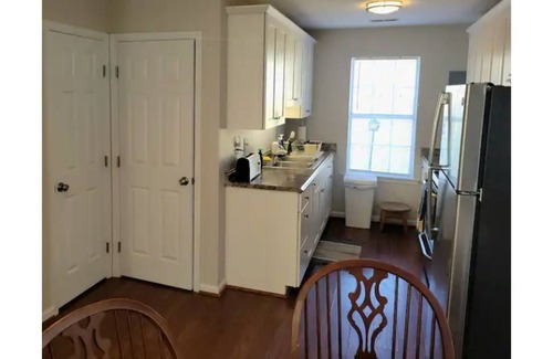 Stonehouse House | Adorable guest house close to everything!