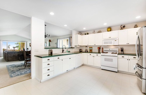 Coupeville House | Adorable island home with beach access, tennis courts, backyard, WiFi & W/D