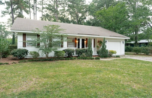 Talahi Island House | Adorable & Quiet -Under 15 min to Downtown & Beach