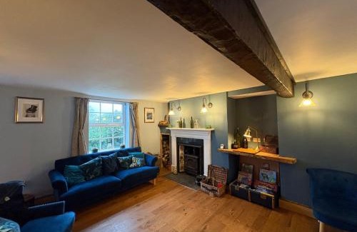 Heathfield House | Adorable quirky country cottage